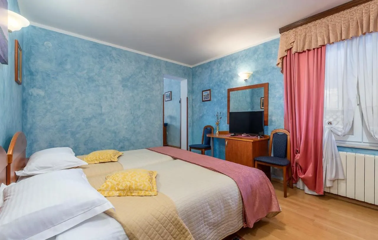Apartments And Rooms Laura Pazin Pensjonat