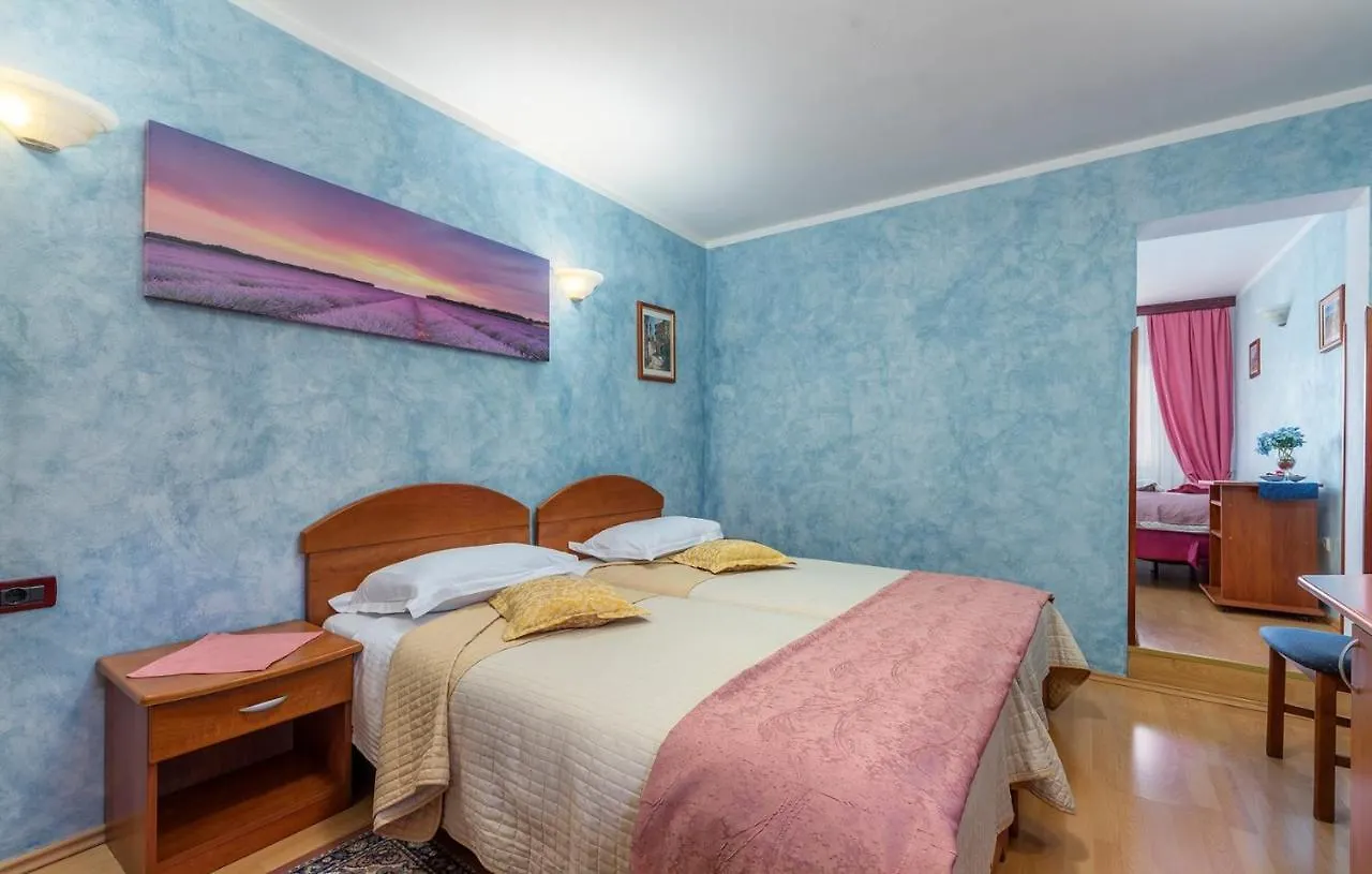 Pensjonat Apartments And Rooms Laura Pazin