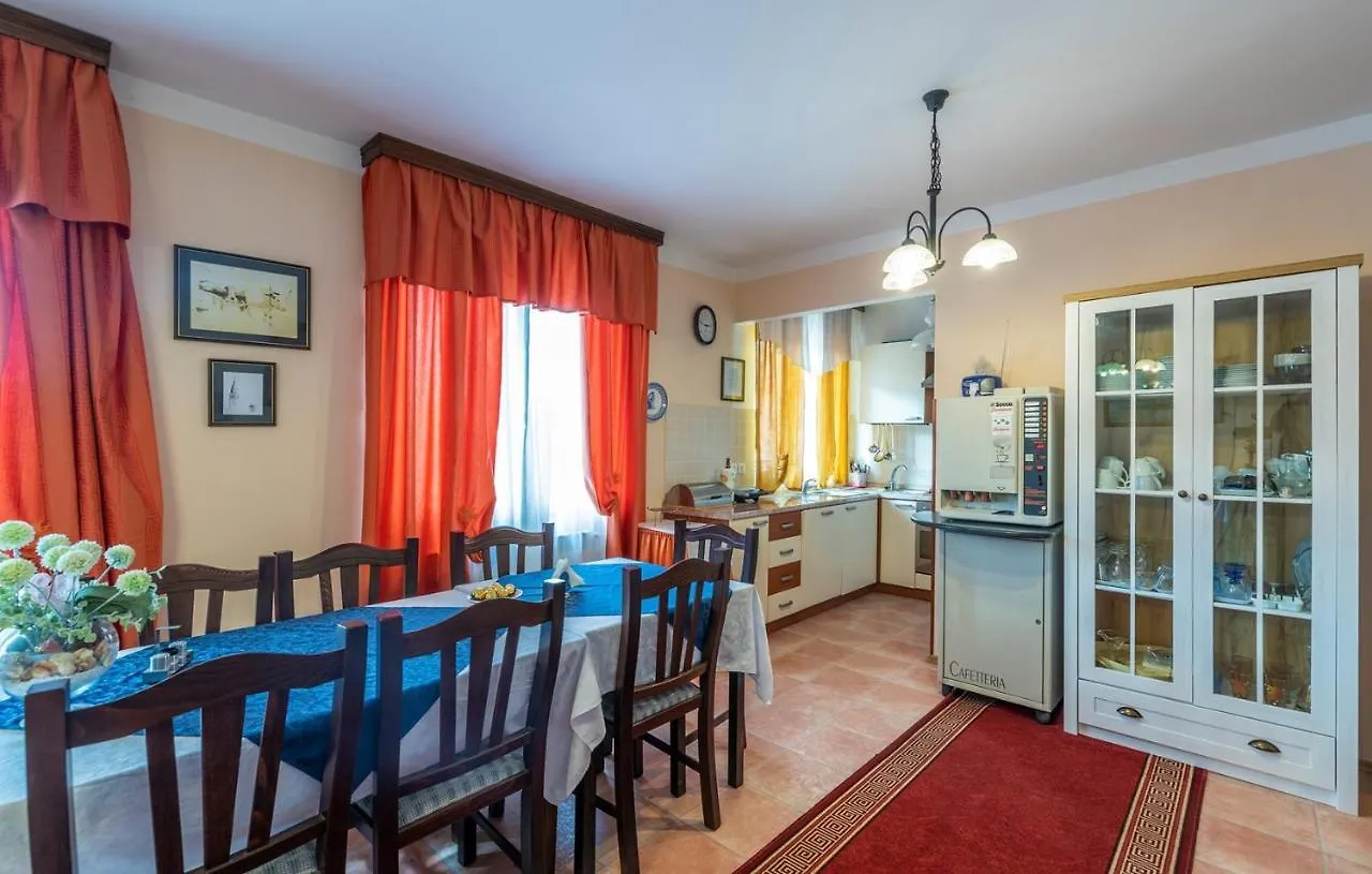Apartments And Rooms Laura Pazin 3*,  Chorwacja