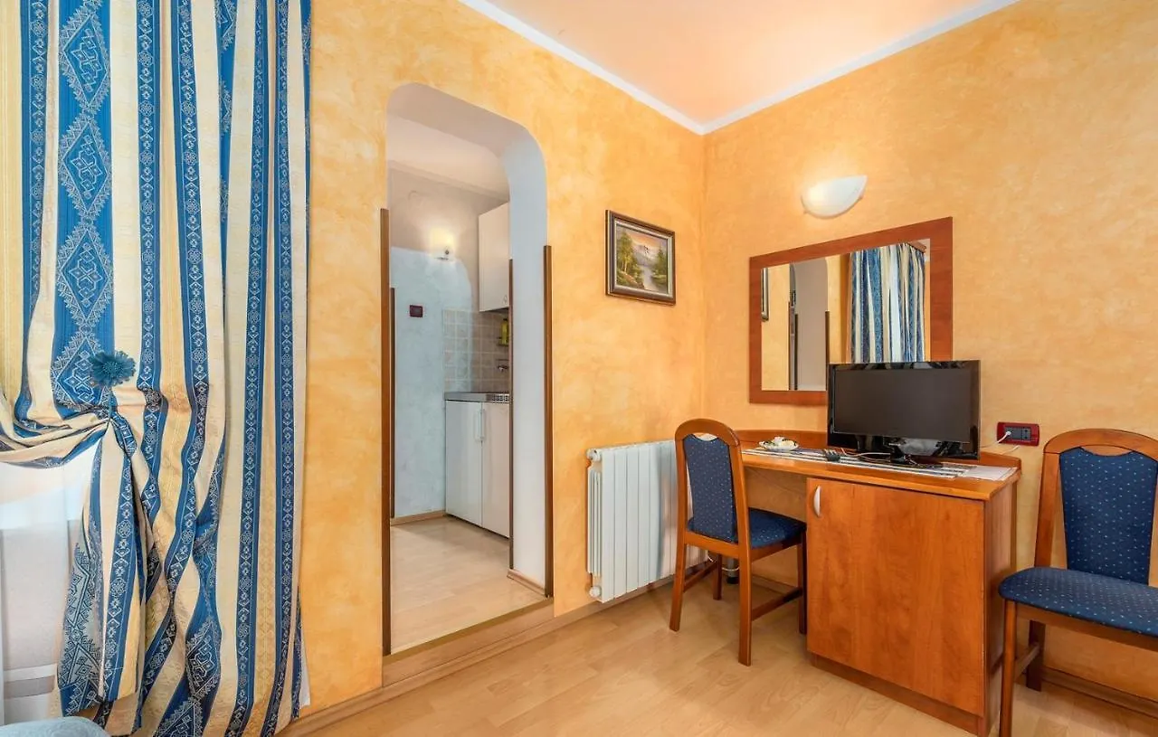 Apartments And Rooms Laura Pazin 3*,