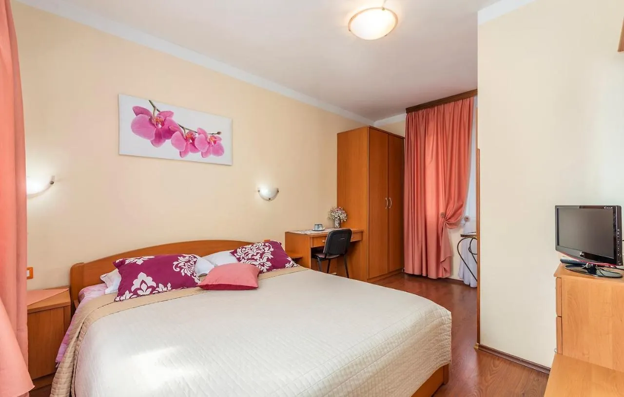 Apartments And Rooms Laura Pazin 3*,