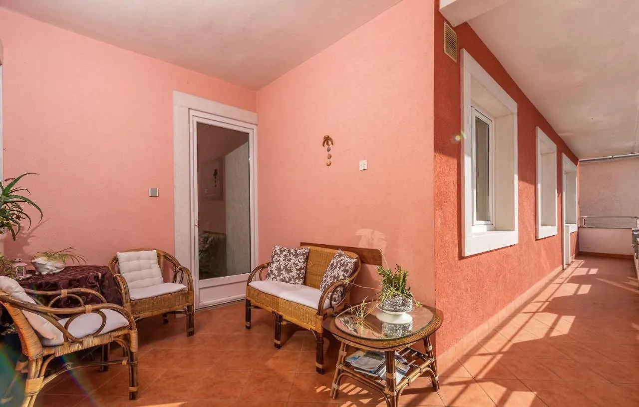 Apartments And Rooms Laura Pazin Pensjonat