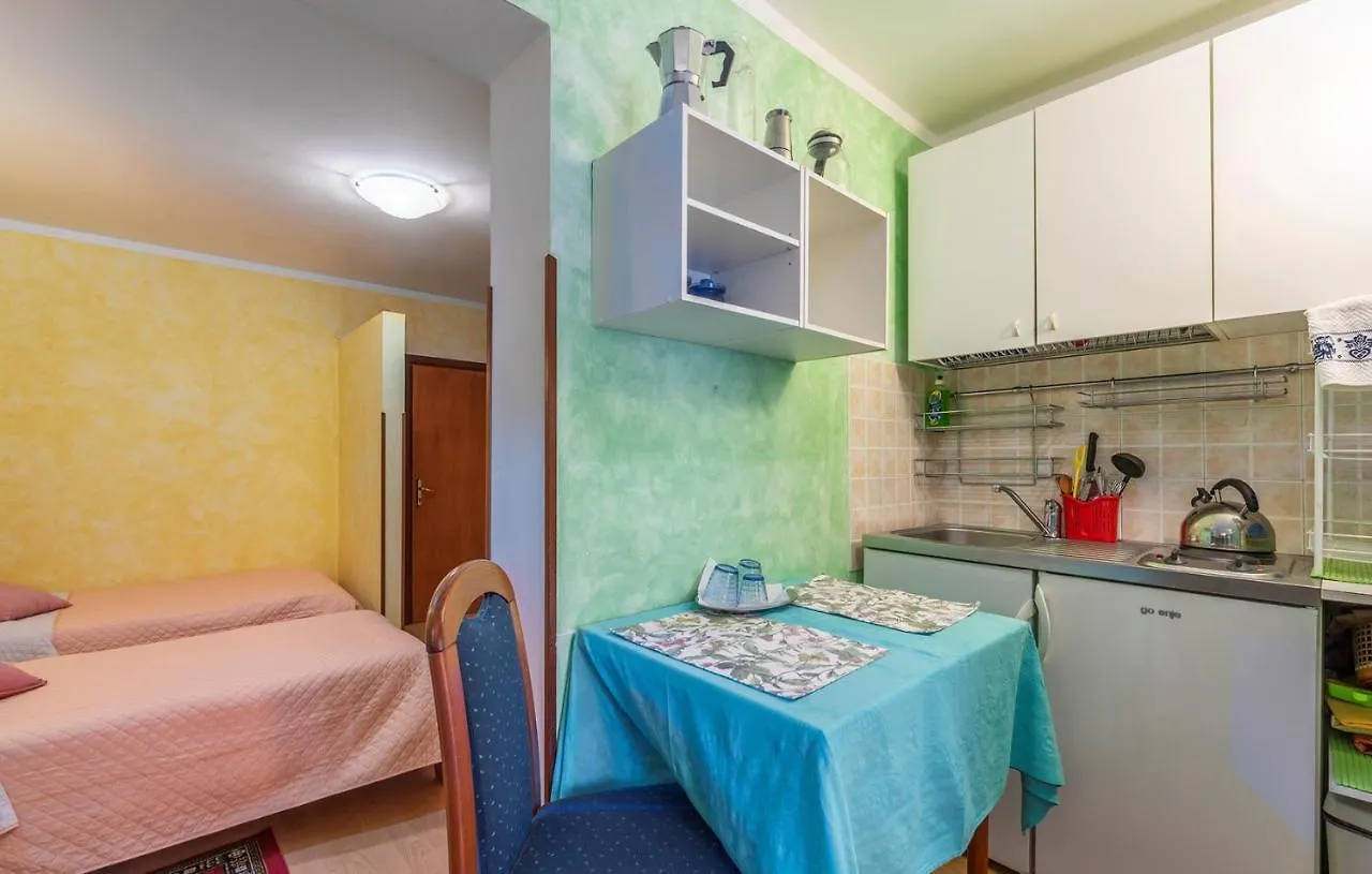 Apartments And Rooms Laura 파진