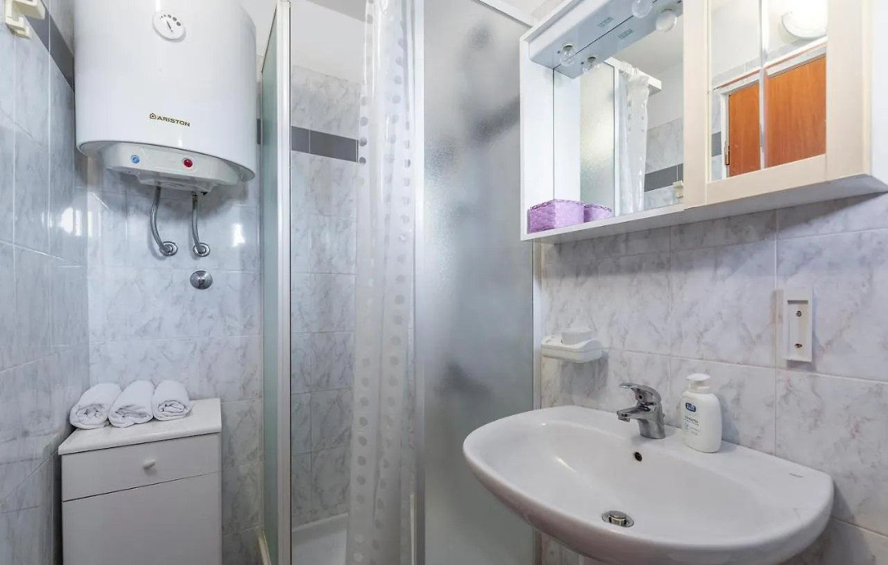Apartments And Rooms Laura 파진
