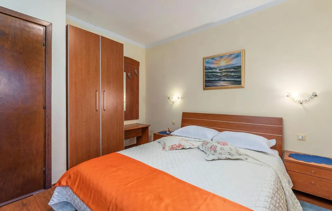 Apartments And Rooms Laura 파진